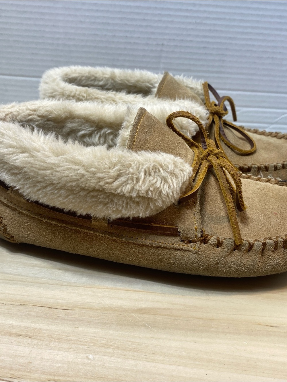 Minnetonka Suede Moccasin Slippers Faux Fur Lined Tan Women's Size 8M 40031